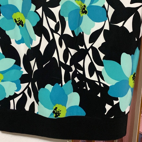 Beautiful Dress with no sleeves - Picture 5 of 7